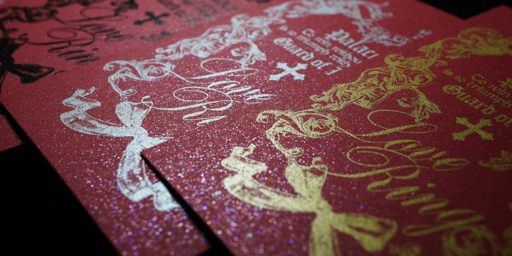 ガラスフレークが色とりどりの光を放つミランダしんく170kg。可愛いデザインからゴージャスなデザインまで対応。